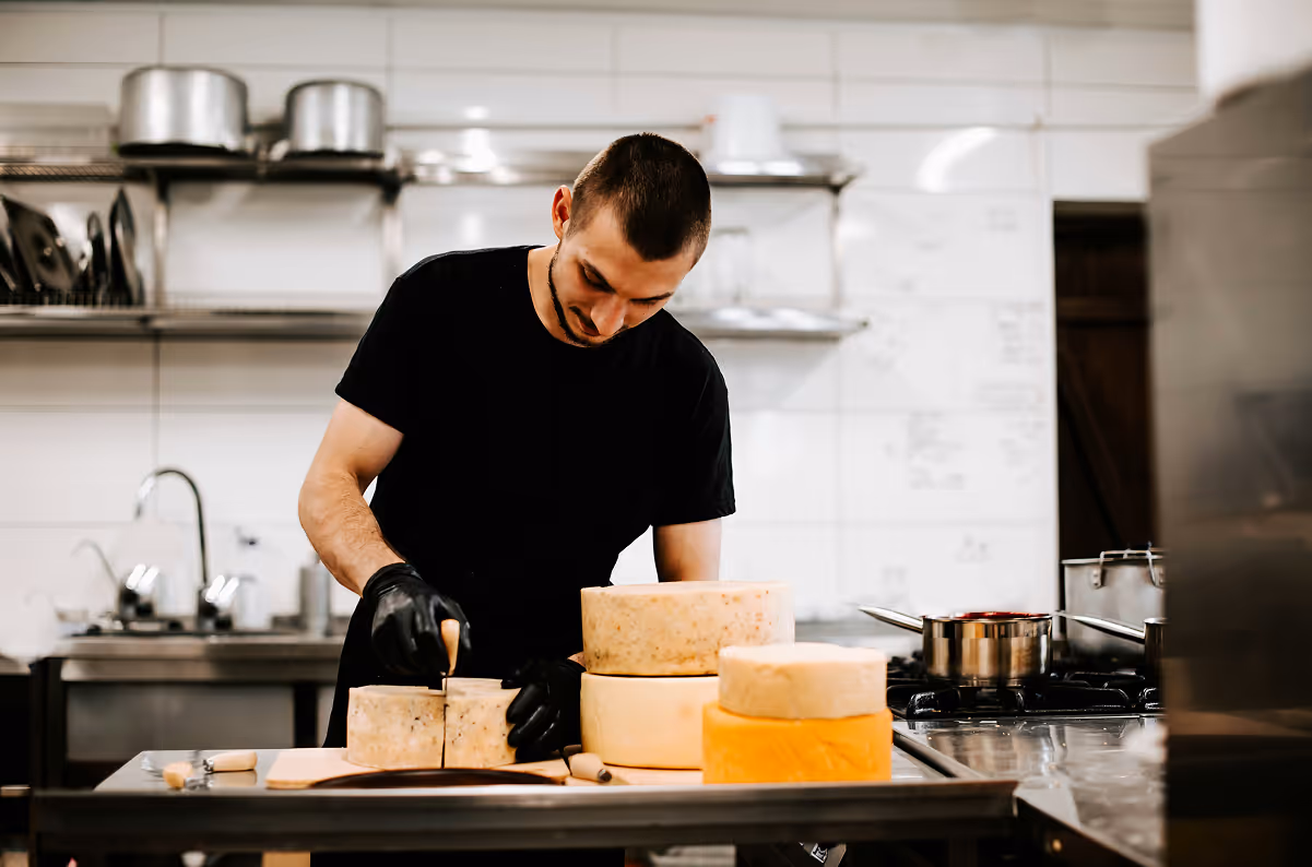 Cozinheiro trabalhando na bancada