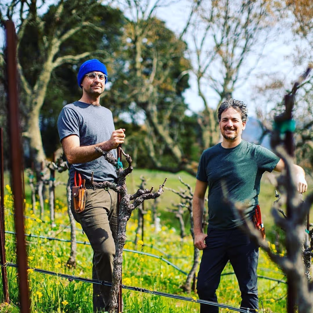 Dois produtores no campo com a colheita do dia